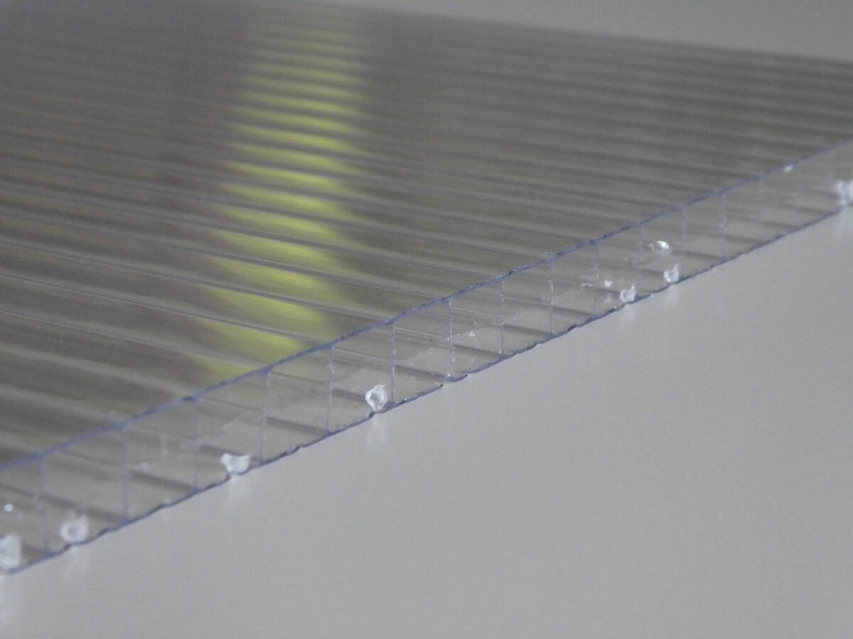 10 mm víztiszta Strong 3 falú két oldalon UV védett (4 957 Ft+Áfa/m2)